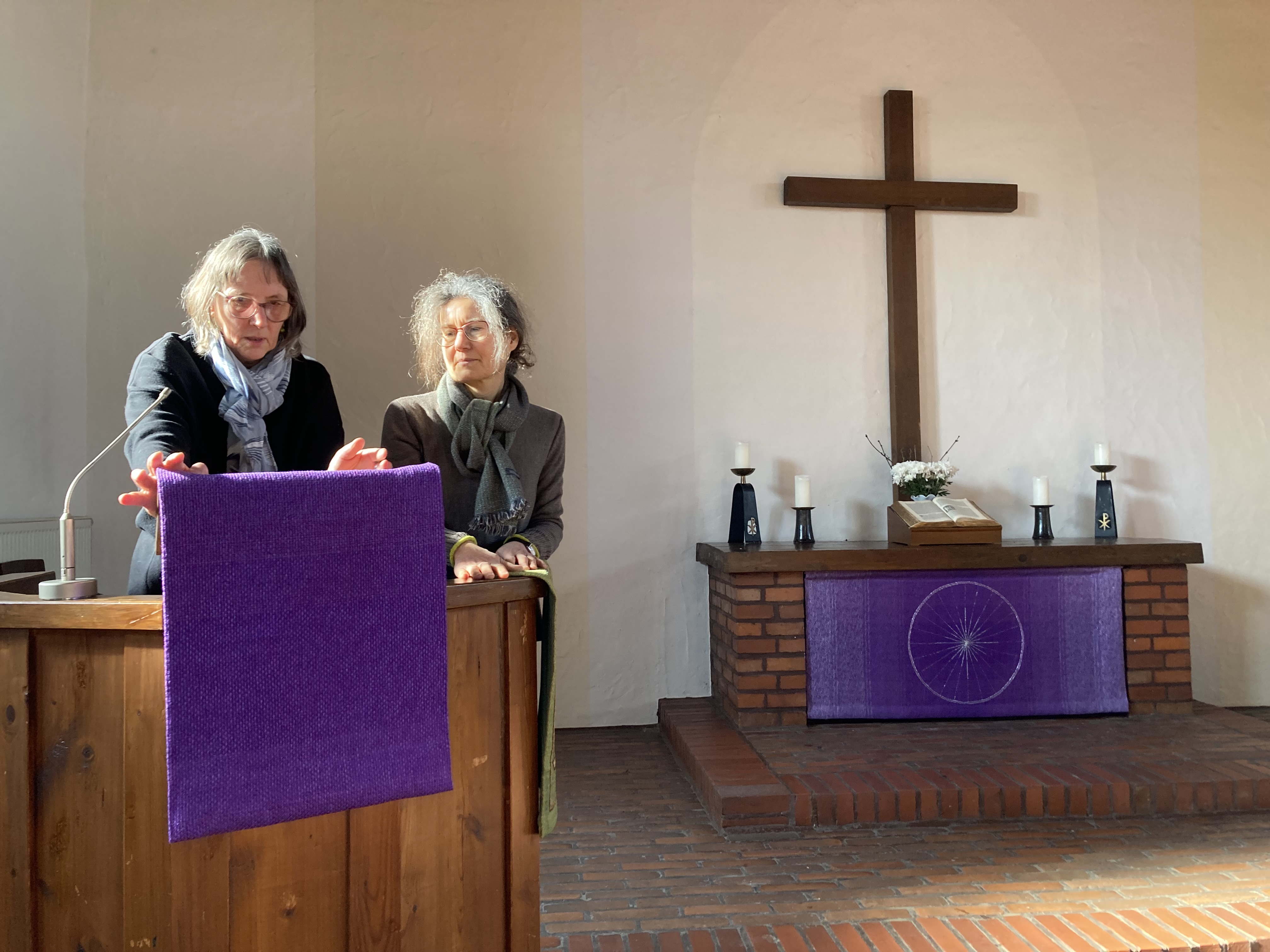 6998752ec8640mit Menschen mit Kanzel festdrückend.jpeg